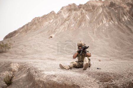 Soldaten in Tarnuniformen zielen mit ihrem Gewehr
