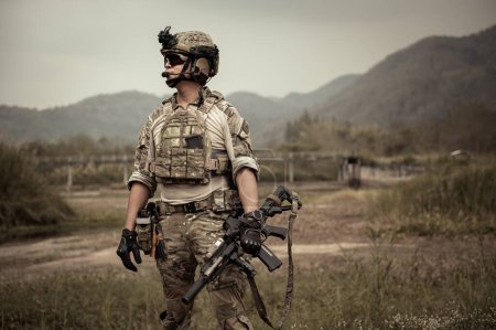 Téléchargez les photos : Soldats en uniforme de camouflage visant avec leur fusil - en image libre de droit