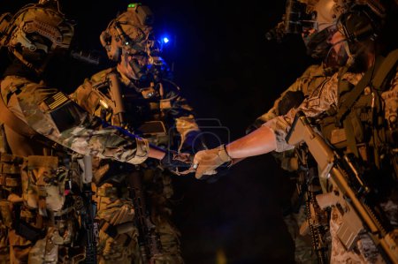 Téléchargez les photos : Soldats prêts à tirer pendant l'opération militaire la nuit - en image libre de droit
