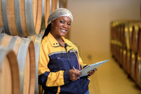 Professioneller Winzer kontrolliert Weinherstellungsprozess und Qualität in der Kellerei-Fabrik