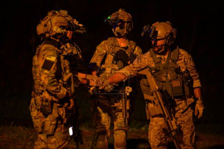 Téléchargez les photos : Soldats en opération militaire la nuit dans l'entraînement des soldats - en image libre de droit