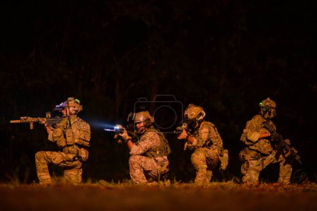 Téléchargez les photos : Soldats en opération militaire la nuit dans l'entraînement des soldats - en image libre de droit