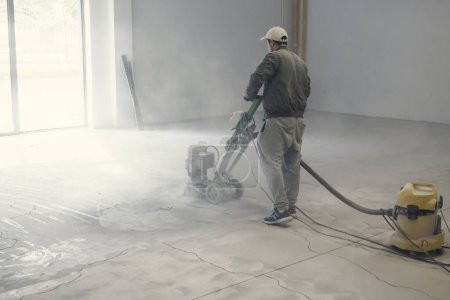 Foto de Trabajador fresado piso de hormigón, molienda de pisos industriales - Imagen libre de derechos