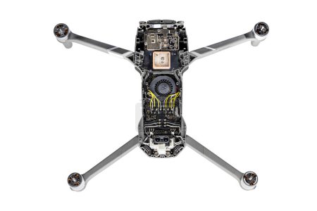 Téléchargez les photos : Drone cassé après être tombé sur un fond blanc isolé - en image libre de droit