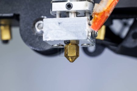 Foto de Primer plano de un cabezal de impresión de impresora 3D, aspiradora y extrusora desde una impresora 3D - Imagen libre de derechos