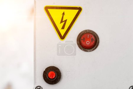 Foto de Interruptor eléctrico, alto voltaje, caja de conexiones con interruptor - Imagen libre de derechos