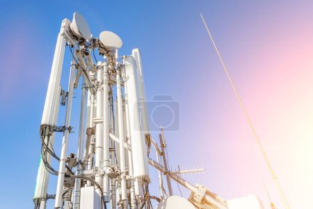 GSM-Antennen auf einem hohen Turm gegen den blauen Himmel, 5g, 4g Antennen für Mobilfunk, Nahaufnahme