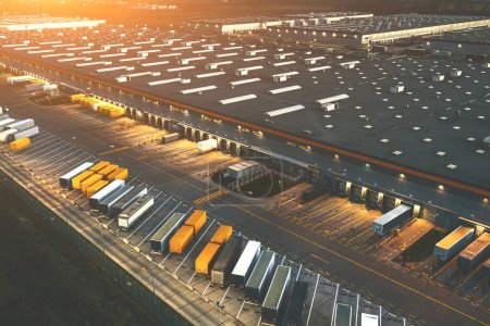Téléchargez les photos : Vue aérienne des semi-remorques avec remorques cargo stationnées près des entrepôts logistiques - en image libre de droit
