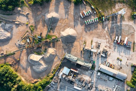 Téléchargez les photos : Vue aérienne d'une grande usine de production d'asphalte, de ciment et de béton. centrale de mélange de béton - en image libre de droit