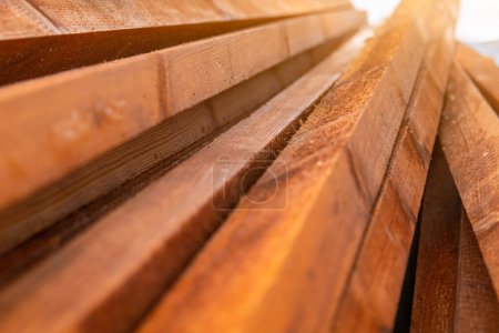 Téléchargez les photos : Beaucoup de planches en bois pour la construction traitées avec une huile de protection spéciale - en image libre de droit