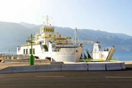 Blick auf die Fähre, die an einem sonnigen Sommertag im Hafen auf das Verladen von Autos wartet, ein großes Schiff, das im Hafen festgemacht hat, eine Autofähre. Kroatien