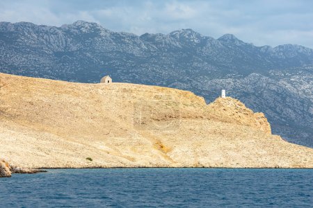 Téléchargez les photos : Mer bleue et îles avec un phare au bord d'une montagne, photographie de paysage au bord de la mer par une journée ensoleillée - en image libre de droit