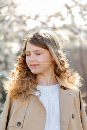 Foto de Portrait of a beautiful teenager girl enjoying warm sunny spring weather at the countryside - Imagen libre de derechos