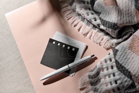 Foto de Maqueta de marca minimalista estética, tarjeta de papel en blanco y pluma sobre fondo rosa pastel, espacio para copiar - Imagen libre de derechos