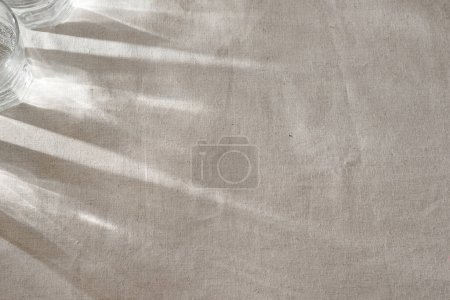 Foto de Reflejos abstractos de vidrio de luz solar sobre un paño beige neutro, fondo elegante minimalista estético, espacio para copiar - Imagen libre de derechos