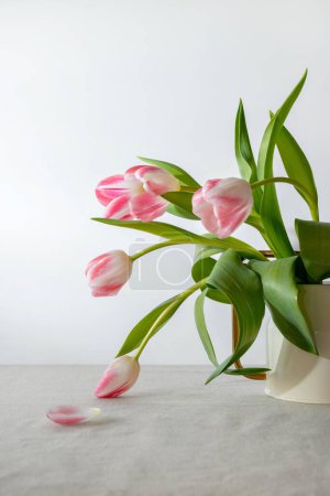 Téléchargez les photos : Bouquet de tulipes sur fond beige, carte à ressort esthétique ou bannière, espace de copie - en image libre de droit