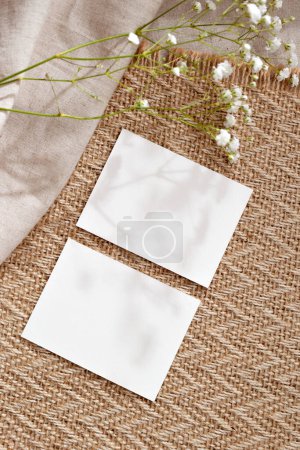 Foto de Plantilla estética de marca de negocios minimalista boho, tarjetas de papel en blanco sobre un fondo natural beige cálido, disposición plana, espacio para copiar - Imagen libre de derechos