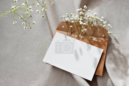 Téléchargez les photos : Carte papier vierge, maquette de carte postale avec espace de copie, un modèle floral de carte postale de vœux esthétique de vacances - en image libre de droit