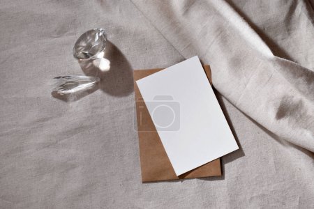Foto de Plantilla minimalista de la marca de estilo de vida, tarjeta de papel en blanco con espacio de copia simulada, cristales de vidrio y sombras de luz solar sobre un fondo beige neutro - Imagen libre de derechos