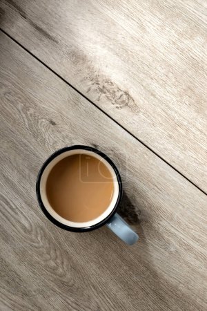Foto de Taza de café caliente en una mesa de madera beige neutro con sombras de luz solar, desayuno estético minimalista por la mañana o concepto de pausa para el café, tendido plano, espacio para copiar - Imagen libre de derechos
