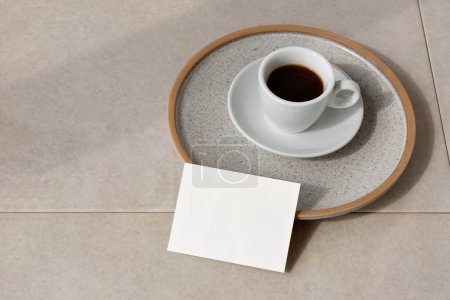 Téléchargez les photos : Carte en papier vierge et tasse à café sur une table beige, modèle minimaliste de marque d'entreprise esthétique, espace de copie - en image libre de droit