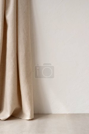 Foto de Elegante interior de diseño de habitación vacía beige neutro, pared de yeso blanco con espacio para copiar, cortina de lino y un piso de piedra beige, fondo estético para el hogar - Imagen libre de derechos