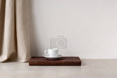 Foto de Composición de diseño interior minimalista, taza de café en un escritorio de madera, cortina de lino beige, mesa de piedra, fondo de pared blanco vacío, fondo heutral de la habitación con espacio de copia - Imagen libre de derechos