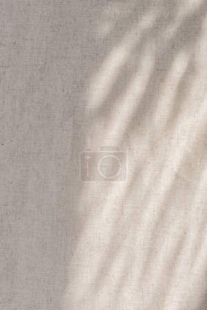 Foto de Elegante fondo de boda boho de verano beige neutro y pastel, textura textil de lino con sombras abstractas de luz solar - Imagen libre de derechos