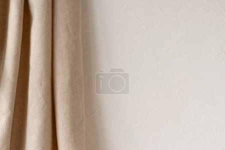 Téléchargez les photos : Mur en plâtre blanc vide et fond rideau en lin beige, gabarit design intérieur neutre esthétique, maquette avec espace de copie - en image libre de droit