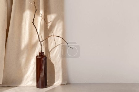 Foto de Plantilla minimalista para el producto interior de la habitación en casa, jarrón con rama de madera en mesa o suelo beige, sombras estéticas de luz solar en una cortina de lino y pared blanca vacía, - Imagen libre de derechos