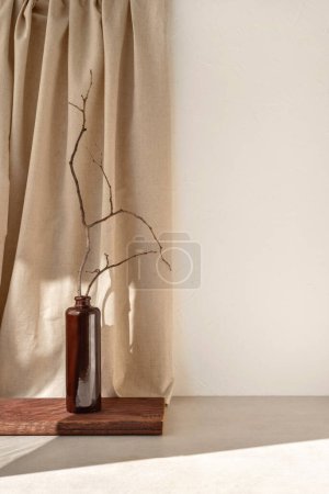 Foto de Estética decoración interior del hogar, jarrón marrón con ramas en una mesa, pared blanca vacía, cortina de lino beige con sombras de luz solar, estilo de vida neutro elegante naturaleza muerta - Imagen libre de derechos