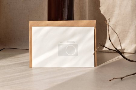 Téléchargez les photos : Modèle de marque simple et élégant minimaliste, carte papier vierge avec espace de copie maquette, fond naturel style de vie avec des ombres de soleil - en image libre de droit