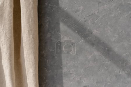 Foto de Textura de pared de hormigón gris vacío y cortina de lino beige, fondo de diseño interior neutro minimalista, fondo de la habitación con una sombra de luz solar - Imagen libre de derechos
