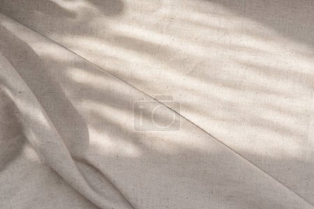 Foto de Fondo de textura de lino beige neutro estético con sombras y pliegues de luz solar abstracta suave - Imagen libre de derechos