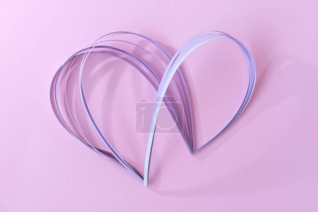 Foto de Concepto de amor de estilo abstracto creativo, líneas de onda flexibles curvas en forma de corazón, fondo de caramelo pastel púrpura y rosa, pancarta. Día de San Valentín, boda, compromiso felicitación tarjeta de vacaciones plantilla - Imagen libre de derechos