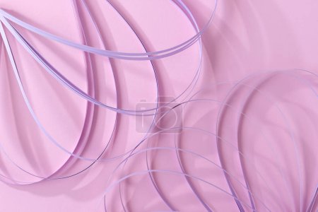 Téléchargez les photos : Courbe vague violette rayures de papier magenta texture sur un fond rose bonbon pastel. Modèle de tendance créatif abstrait pour affiche d'annonce, modèle de bannière publicitaire - en image libre de droit