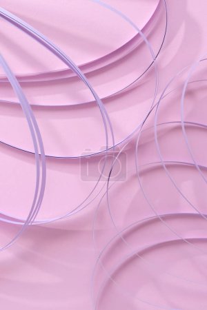 Foto de Patrón de rayas y líneas de papel de curva violeta abstracta sobre fondo rosa caramelo pastel, textura de arte de moda creativa, pancarta, plantilla de póster - Imagen libre de derechos