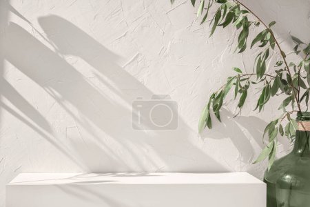 Téléchargez les photos : Mur texturé en béton blanc vide et fond de scène podium, vase en verre vert avec des plantes. Modèle de vitrine de produit de marque naturelle durable neutre, maquette avec espace de copie - en image libre de droit