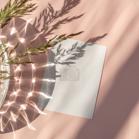 Téléchargez les photos : Modèle d'invitation de mariage, carte papier vierge et ombres de soleil esthétiques sur fond rose, maquette de marque minimaliste esthétique - en image libre de droit