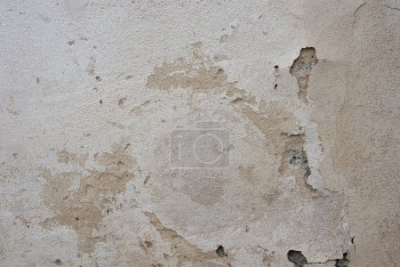 Foto de Antigua auténtica textura de pared de yeso de estuco beige neutro agrietado antiguo, exterior de la arquitectura del edificio antiguo, detalle de la fachada de la antigua casa europea - Imagen libre de derechos