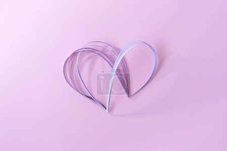 Foto de Curva líneas de onda flexibles en forma de corazón, púrpura y rosa fondo de caramelo pastel, bandera. Concepto de amor de estilo abstracto creativo. Día de San Valentín, boda, compromiso felicitación tarjeta de vacaciones plantilla - Imagen libre de derechos