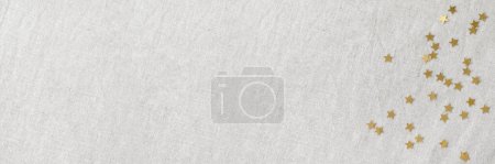 Téléchargez les photos : Modèle minimaliste de conception de bannière web de vacances esthétiques Nouvel An pour l'image de marque de l'entreprise, confettis étoile d'or sur fond de tissu texture lin beige neutre. - en image libre de droit