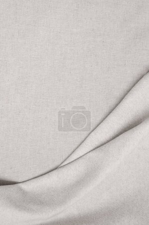 Foto de Elegante lino de color avena beige neutro con fondo de tela drapeado con pliegues suaves, plantilla de marca comercial sostenible mínima estética, telón de fondo. - Imagen libre de derechos