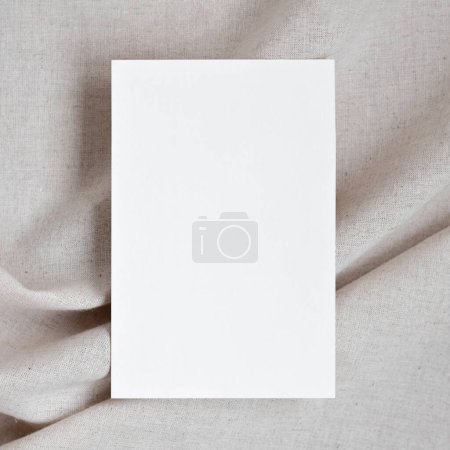 Foto de Maqueta de tarjeta de papel vacía en tejido de lino beige neutro plegado borroso con sombras naturales suaves, marca de negocio minimalista estética o plantilla de diseño de boda. - Imagen libre de derechos