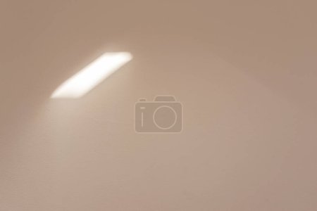 Téléchargez les photos : Lumière du soleil silhouette rayon de fenêtre sur fond de mur texturé couleur pêche chaude, doux motif de lumière naturelle de la fenêtre, style de vie minimaliste design d'intérieur ou modèle de marque d'entreprise. - en image libre de droit