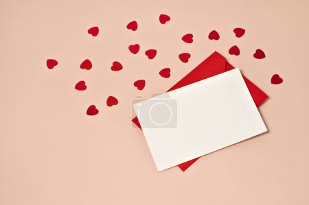 Foto de Plantilla de tarjeta postal de felicitación de San Valentín, maqueta de tarjeta de papel de tablón, sobre rojo, corazones pequeños sobre fondo de melocotón pastel en luz brillante, diseño de vacaciones simple para el 14 de febrero. - Imagen libre de derechos