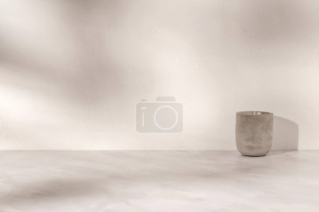 Téléchargez les photos : Minimal neutre fond de produit, étagère podium, plateau en marbre beige vide avec bougie en béton, mur texturé en plâtre avec ombres de lumière naturelle abstraite du soleil. - en image libre de droit