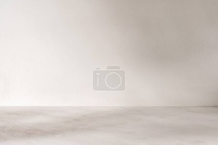Foto de Mármol vacío mesa taupe neutro y fondo de pared texturizado blanco con sombras de luz solar natural abstracta suave, plantilla de podio de producto. - Imagen libre de derechos