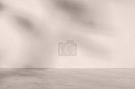 Foto de Mesa de podio vacía de mármol beige taupe neutro y fondo de pared de hormigón texturizado con sombras abstractas de luz solar estética natural, maqueta mínima para la colocación de productos de belleza. - Imagen libre de derechos