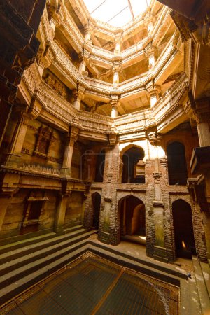 Téléchargez les photos : Un ancien puits en Inde, Ahmedabad Gujarat, 16 décembre 2016 - en image libre de droit